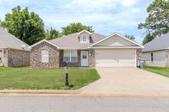 Building Photo - 2220 Ridgeway Ln