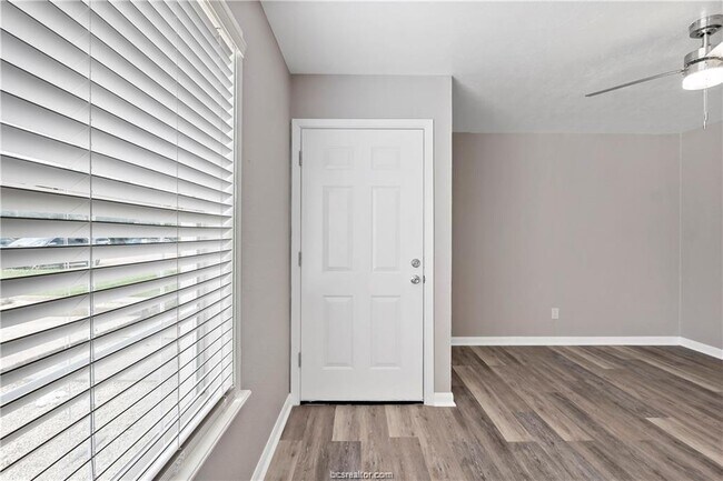 Building Photo - 316 Manuel Dr