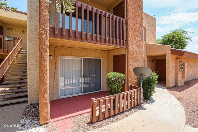 Building Photo - 2121 W Royal Palm Rd