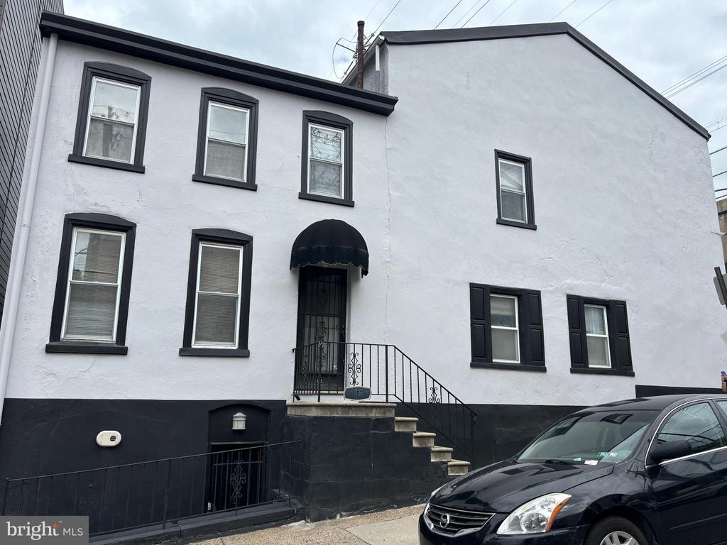 Primary Photo - 112 Grape St