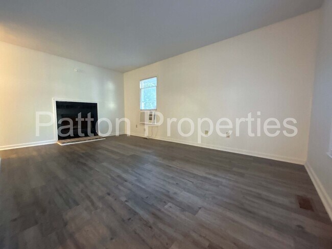 Foto del edificio - 121 Misty Oak Rd