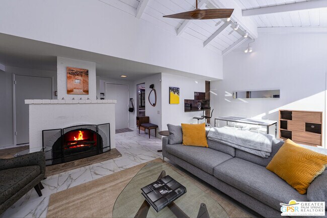 Foto del edificio - 4545 E 7 Lakes Dr