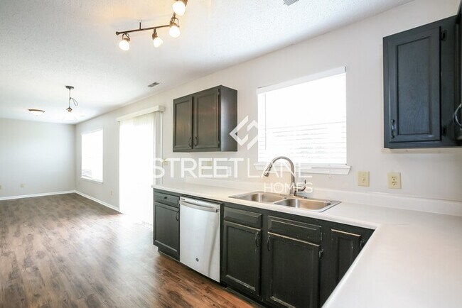 Building Photo - Spacious 3 bedroom home in Westfield!