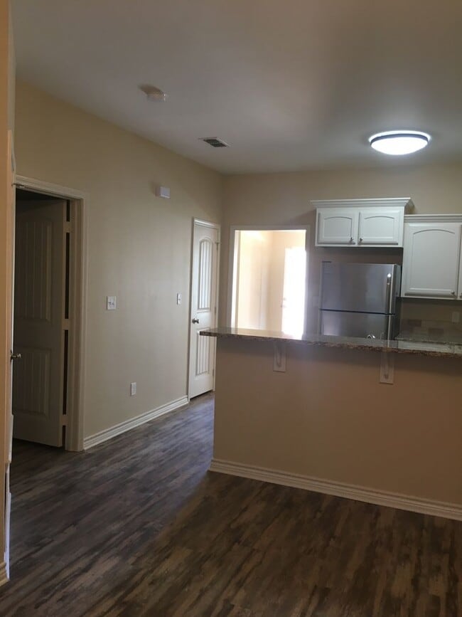 Building Photo - 115 Pinebrook Pl