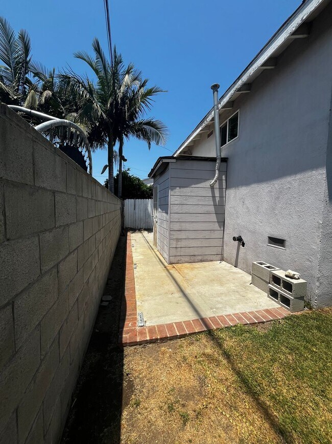 Building Photo - 4554-56