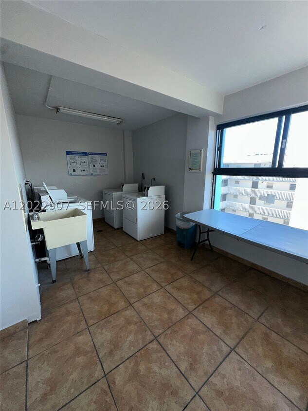 Foto del edificio - 15600 NW 7th Ave