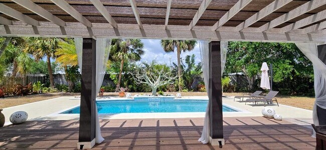 Foto del edificio - 2115 Alvarado Ln