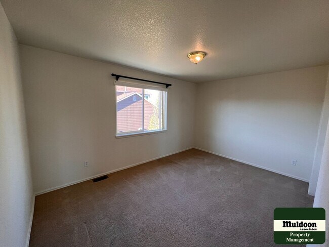 Foto del edificio - Stunning 3  Bedroom Home with lots of space and a beautiful fenced back yard -