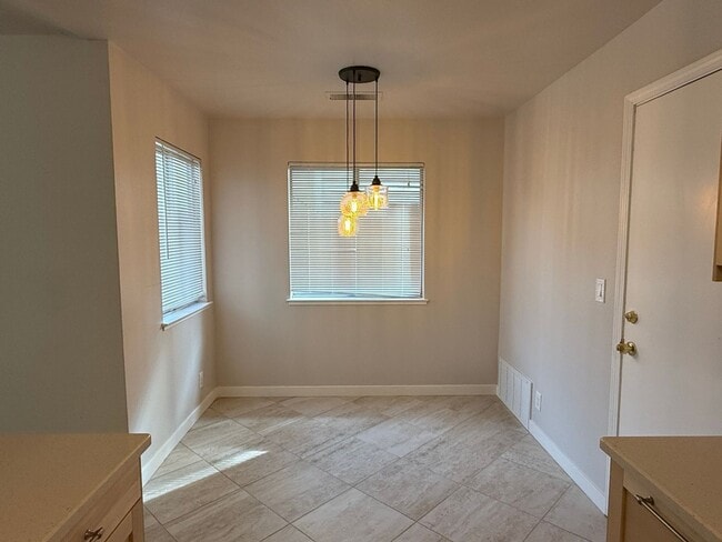 Building Photo - 929 Glenfinnan Way