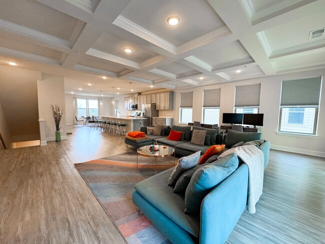 Foto del edificio - Stylish 3 Bed 2.5 Bath End-Unit Townhome W...