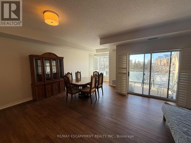 Building Photo - 5070 Fairview St