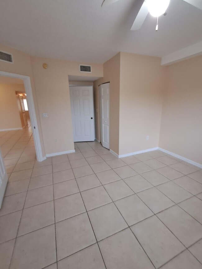 Foto del edificio - 1157 Golden Lakes Blvd