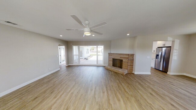 Foto del edificio - Big Bedrooms,  Great Yard!