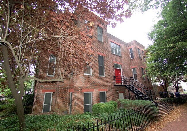 Foto del edificio - 915 D St SE