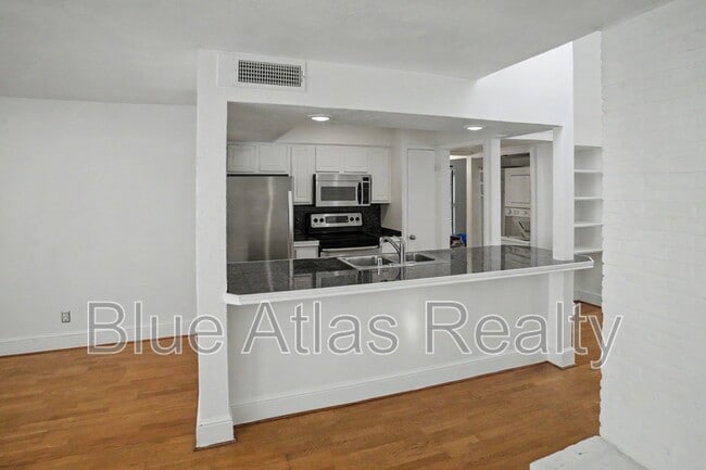 Building Photo - 5938 Sandhurst Ln