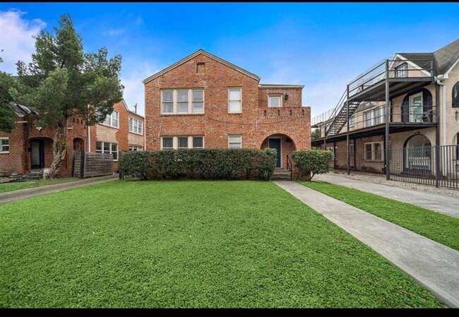 Building Photo - 1629 Castle Ct