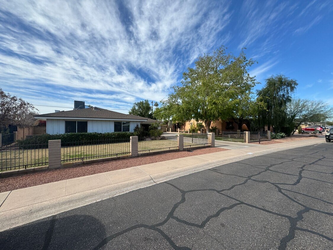 Primary Photo - 953 E La Jolla Dr - Tempe! Close to Freewa...