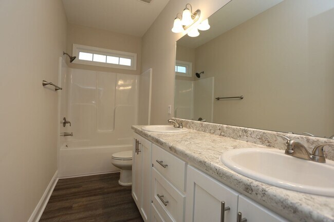 Foto del edificio - 4 Bedroom Brick House Available TODAY!