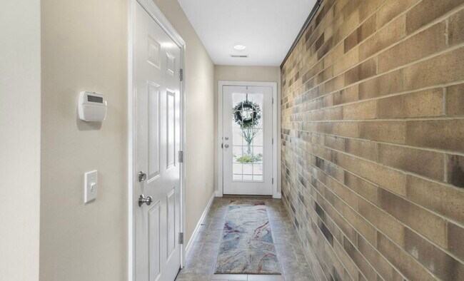 Foto del edificio - 4743 Lakeside Dr