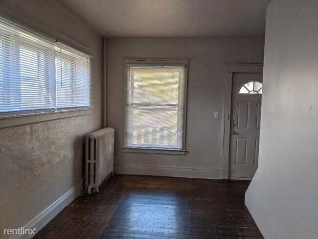 Building Photo - 2322 Durand St