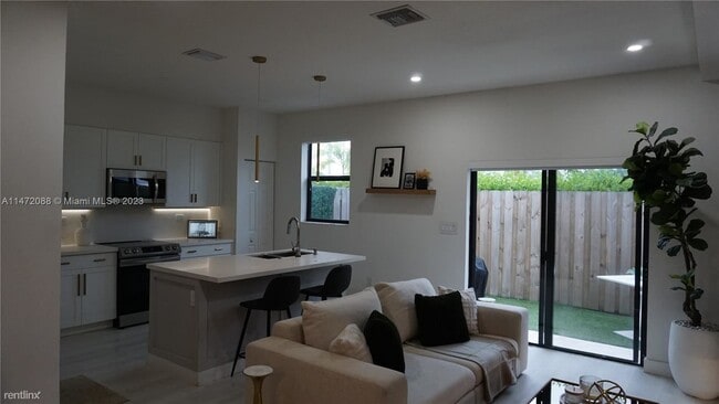 Building Photo - 3 br, 2.5 bath House - 18521 SW 1st St # 1...