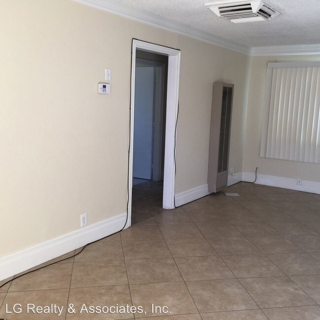 Building Photo - 3324-3326 East Avenue Q6