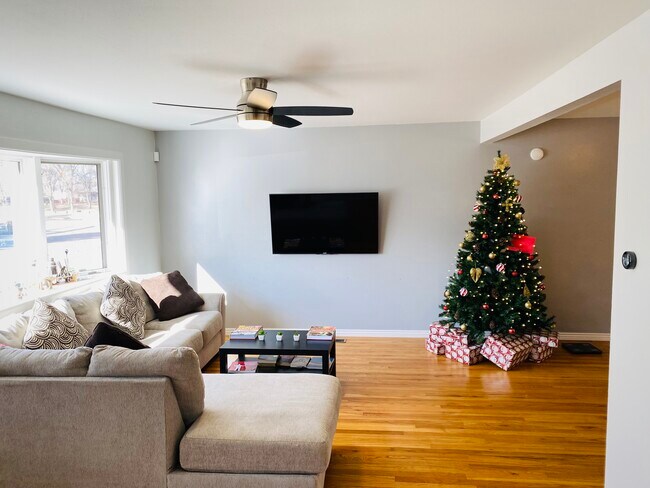 Photo - 303 Quebec St House