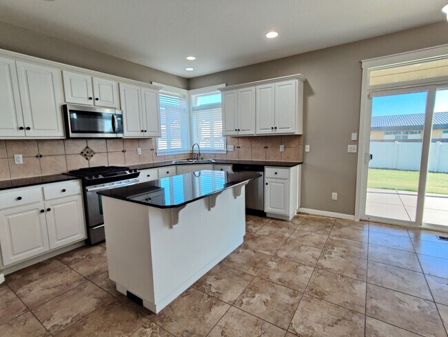 Building Photo - Large Home in South Richland