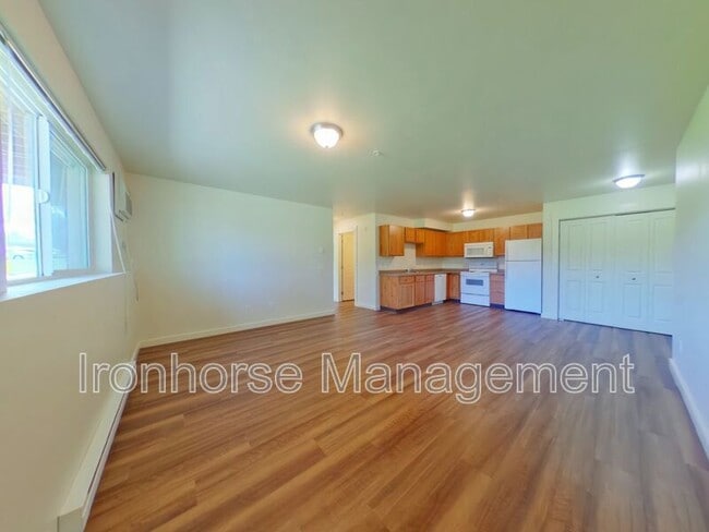 Building Photo - 807 W Villard St