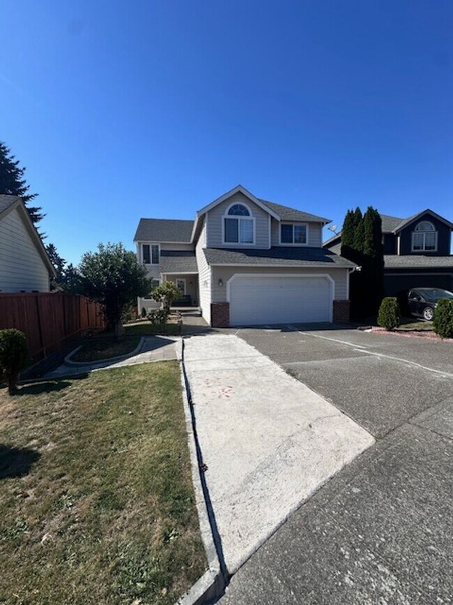 Building Photo - 5 bedroom featuring 2 Master suites with w...