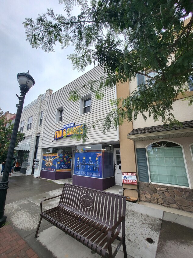 Primary Photo - 131 E Main St