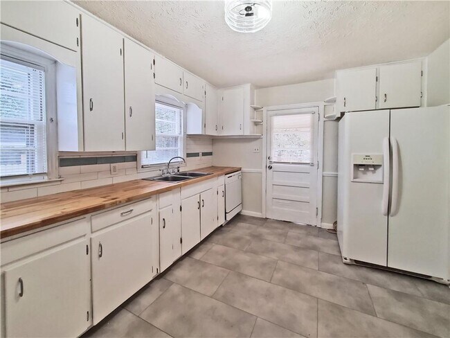 Foto del edificio - 3018 Grand Ave SW