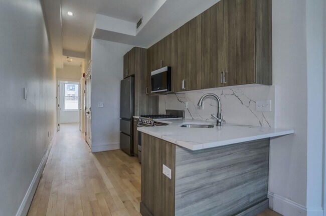 Building Photo - 301 Madison St