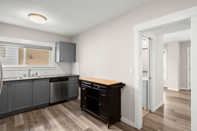 Building Photo - Charming 3 Bedroom/1 Bath Jennings Lodge home