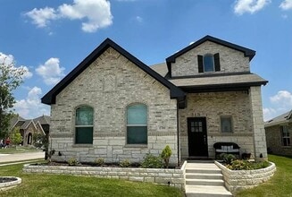 Building Photo - 1700 Emilia Dr