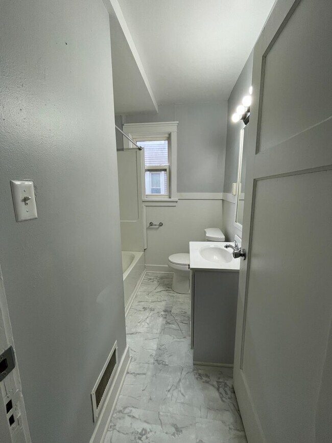 Building Photo - 532 5th St