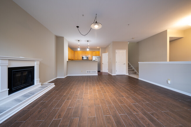 Building Photo - 8107 Oakview Dr N