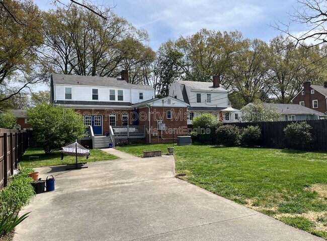 Foto del edificio - 3514 Montrose Ave