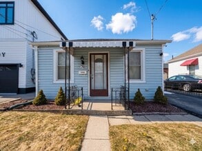 Building Photo - 70 Poulette St