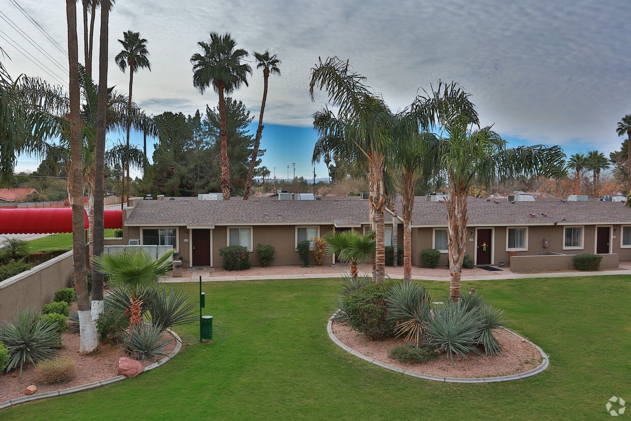 Camelback Courtyard Apartments in Phoenix, AZ