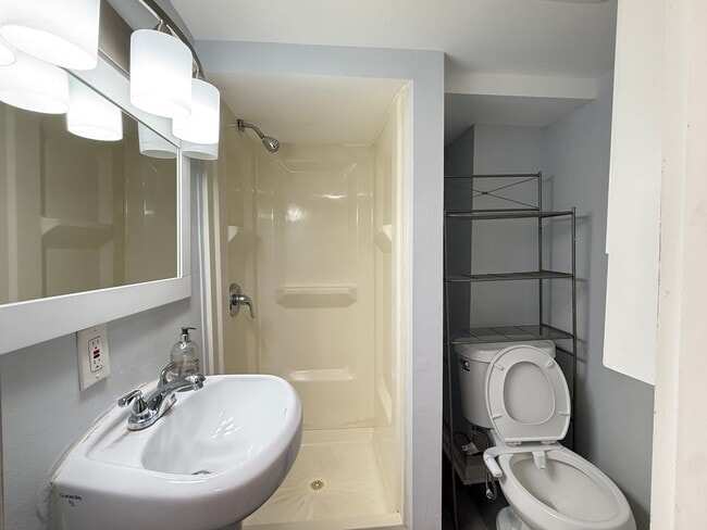 Foto del edificio - Private Lower-Level Living Space Near Georgetown