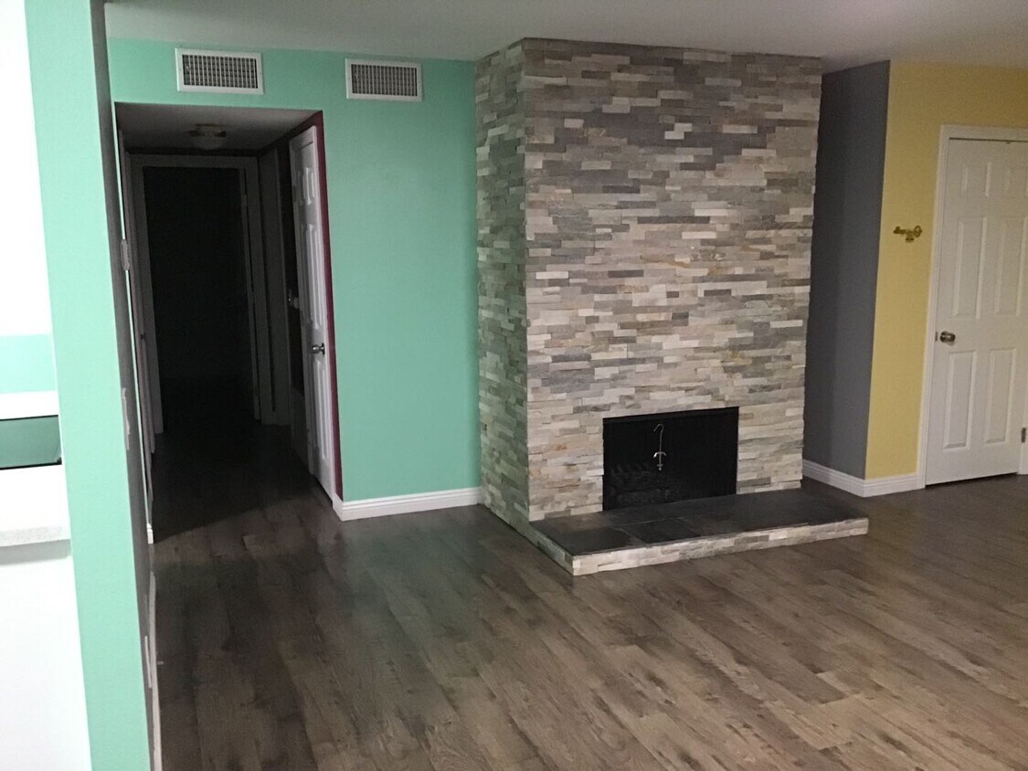 Foto principal - 23665 Golden Springs Dr