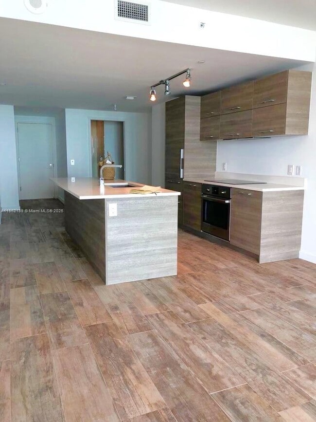 Foto del edificio - 650 NE 32nd St