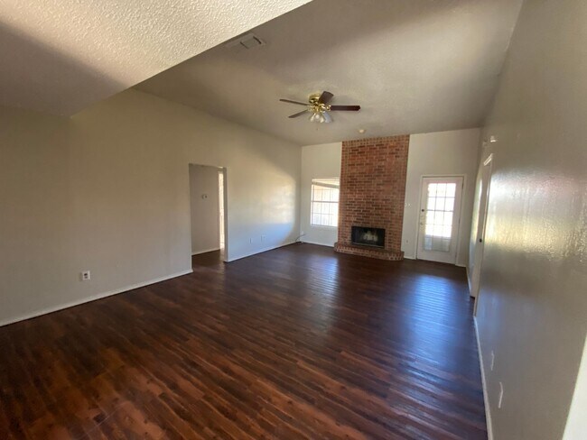 Building Photo - Beautiful recently remodeled 4 Bedroom 2 B...