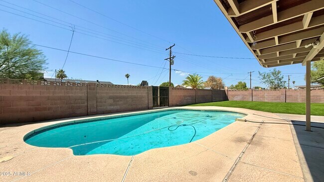 Building Photo - 537 E Laguna Dr