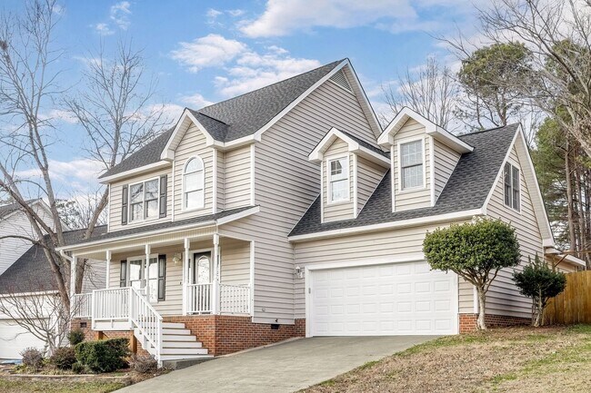 Foto del edificio - 3 Bedroom Home with Large Fenced in Yard, 2 Car Garage & Bonus Room!