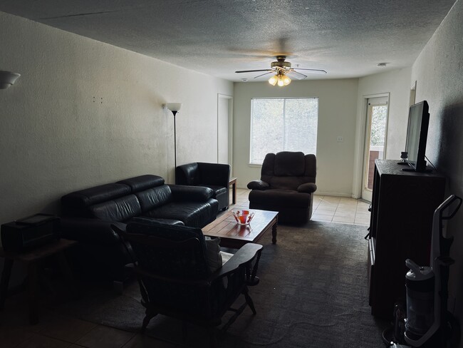 Shared living room (day) - 521 Southwest Pky