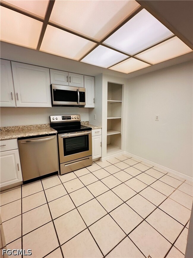Building Photo - 4920 Vincennes Ct