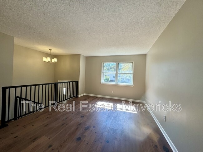 Foto del edificio - 6311 Rosemary Dr