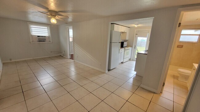 Foto del edificio - Cute 1 bed/ 1 bath Duplex Available now in...